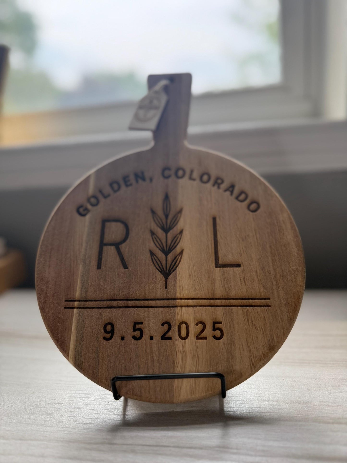 Personalized Acacia Wood Cutting Board with Handle β 8β Round Cheese, Pizza, Charcuterie or Wedding Gift β Custom Engraved Board