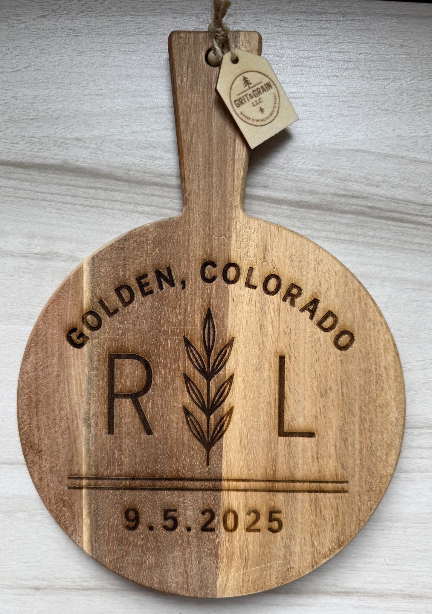 Personalized Acacia Wood Cutting Board with Handle β 8β Round Cheese, Pizza, Charcuterie or Wedding Gift β Custom Engraved Board